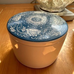 HP!! NWT Luxury Jewelry Trinket Pottery Jar with lid Blue & White